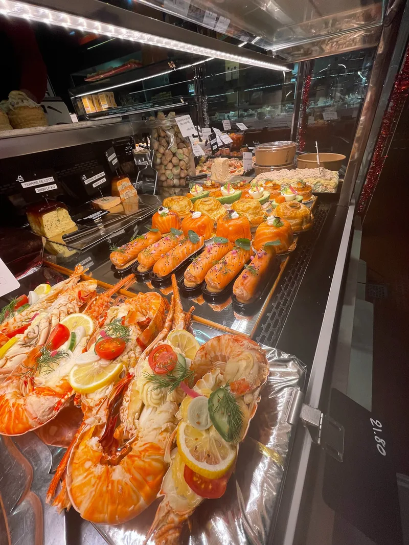 Buffet froid, plateaux de crevettes et saumon