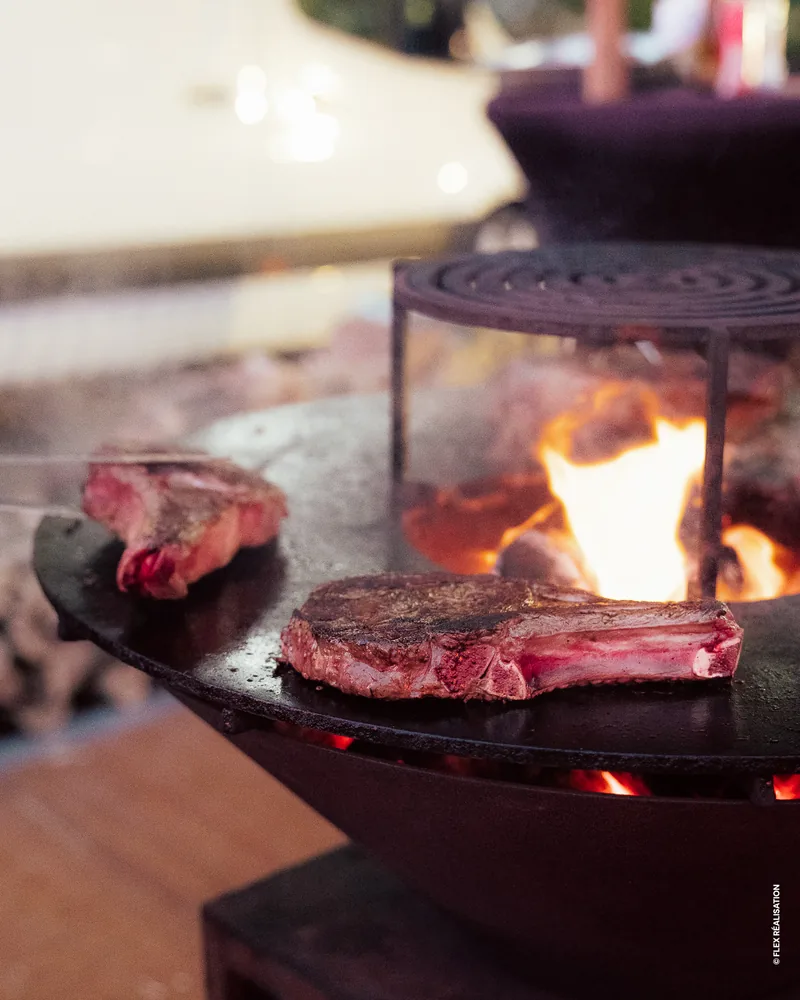 Pièce de viande saisie aux flammes — festival Cocorico Électro